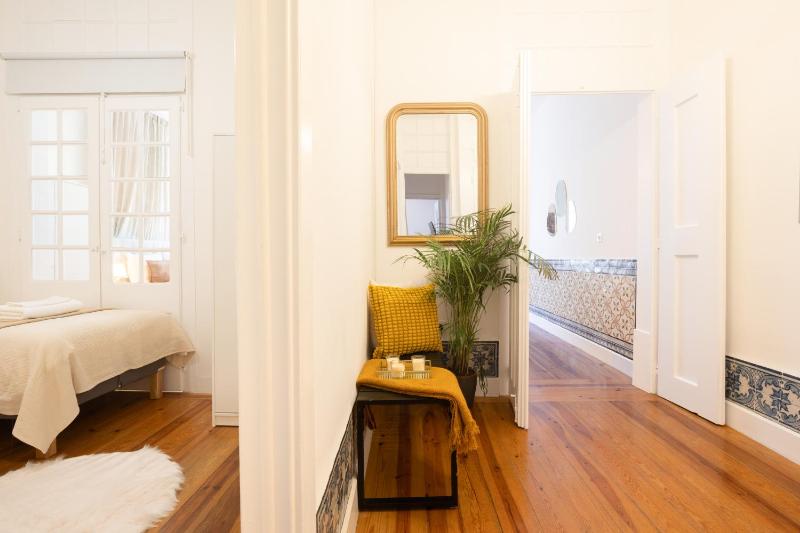 Heart of Lisbon Stylish Apt Sleeps 8 wAC 2 Bath - image 8