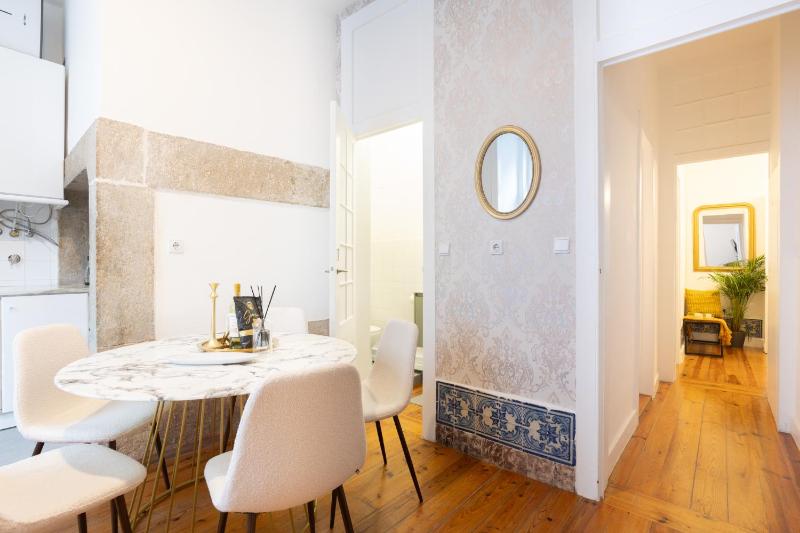 Heart of Lisbon Stylish Apt Sleeps 8 wAC 2 Bath - image 9
