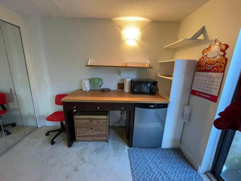 Cozy 1BR Suite Near Kerrisdale Village - image 9