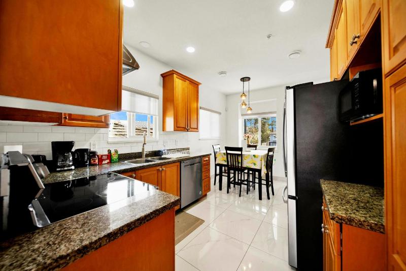Three Bedroom home near YVR and SkyTrain downtown Vancouver - image 6