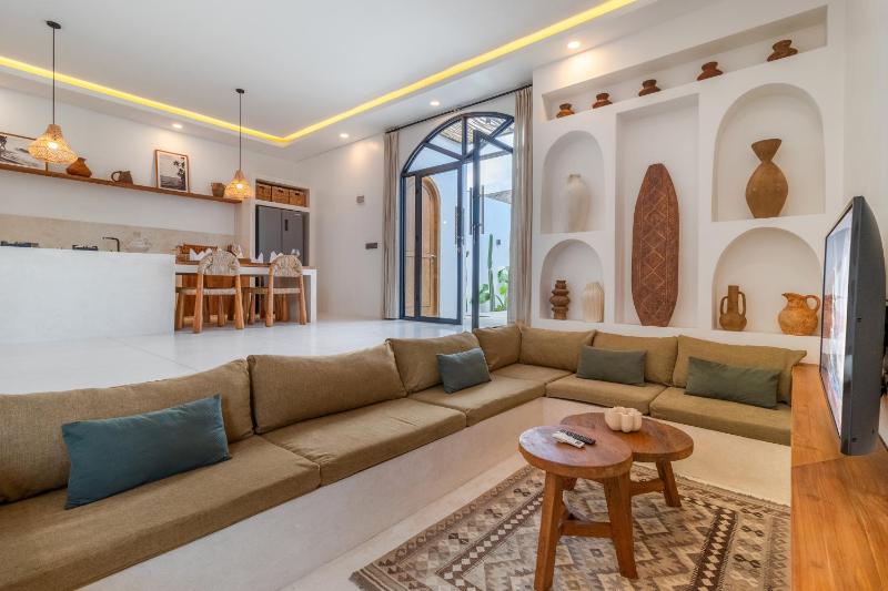 Chic 2BR Private Pool Villa in Canggu - image 32
