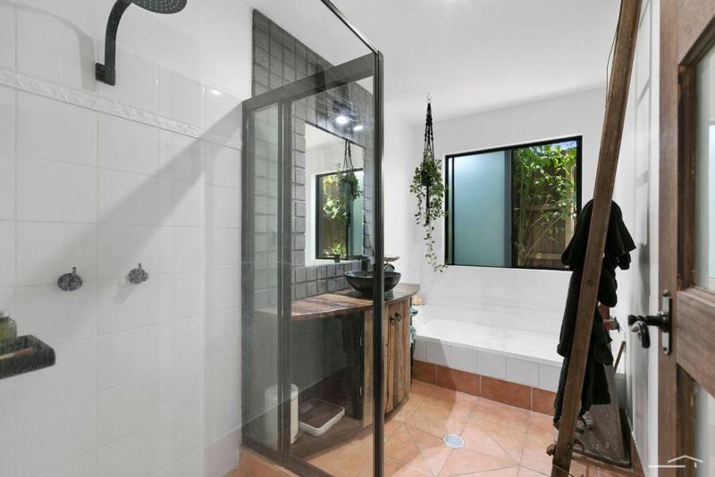 Tropical Escape a Sunshine Beach Retreat - image 12