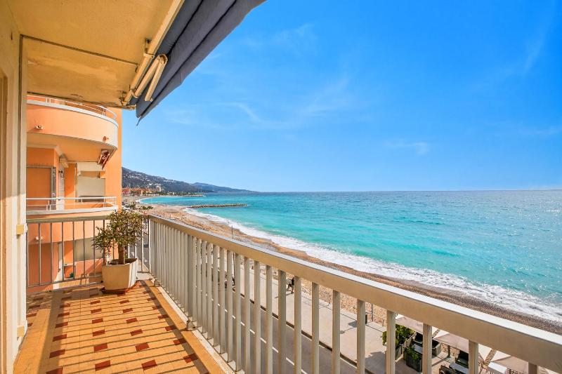 Holiday On The Sea - Seafront Apt - Happy Rentals - image 8