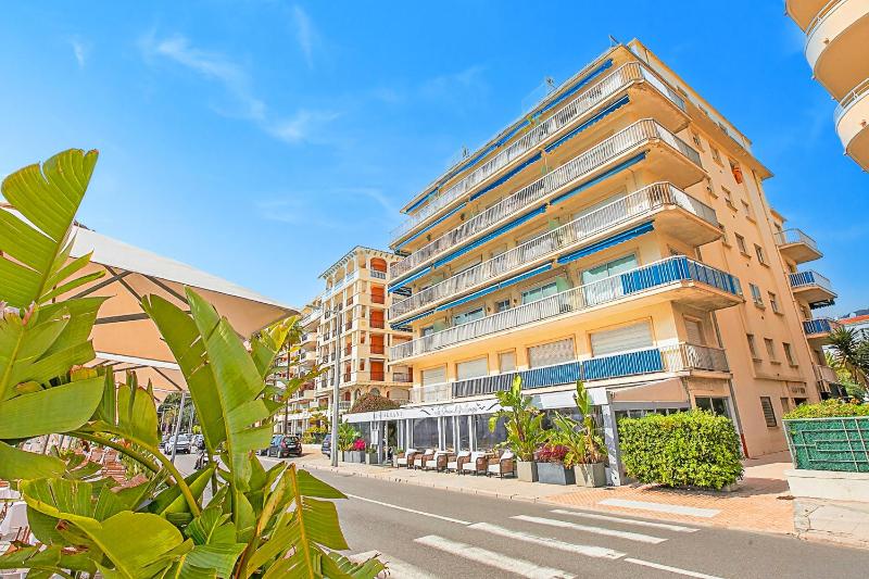 Holiday On The Sea - Seafront Apt - Happy Rentals - image 11