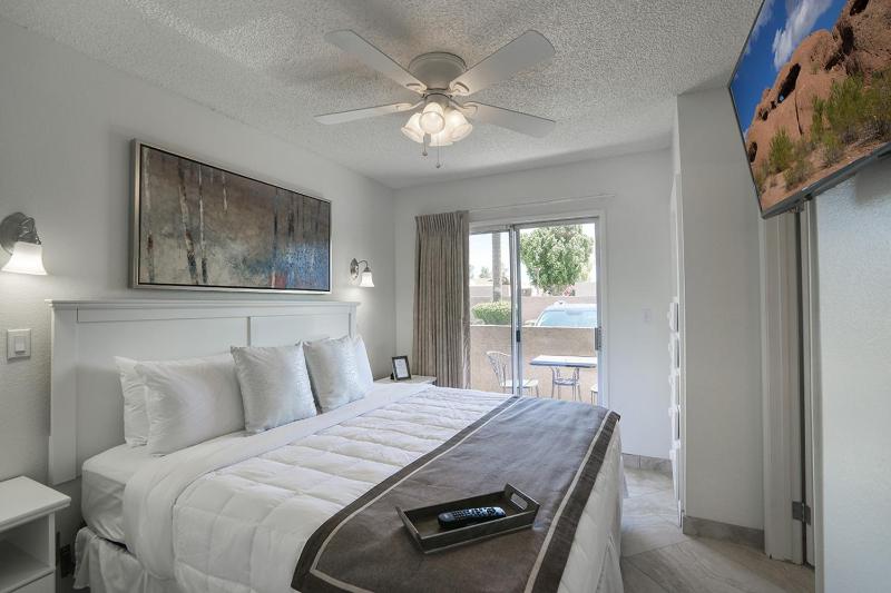 Fully Furnished 1BR Suite-Prime Location 110 - image 1