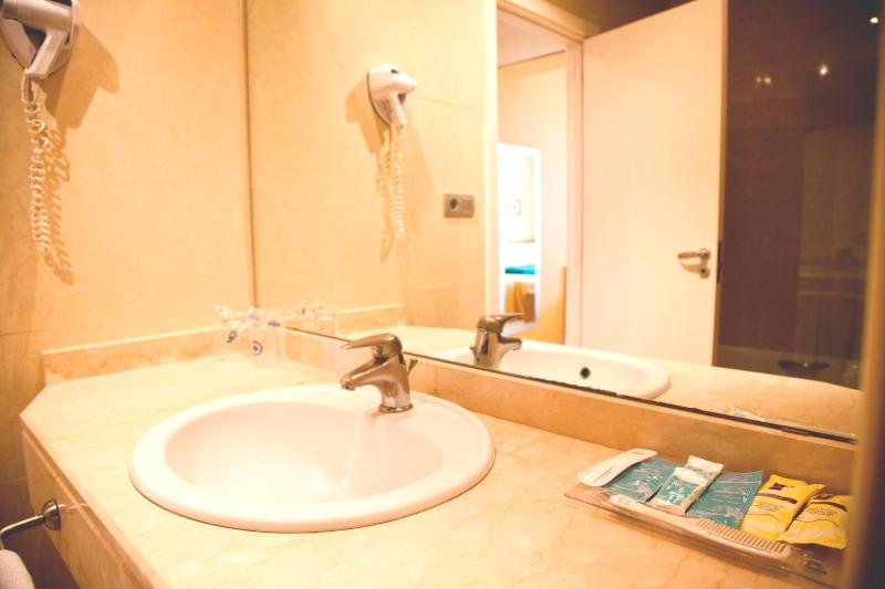 Double or Twin Room image 4