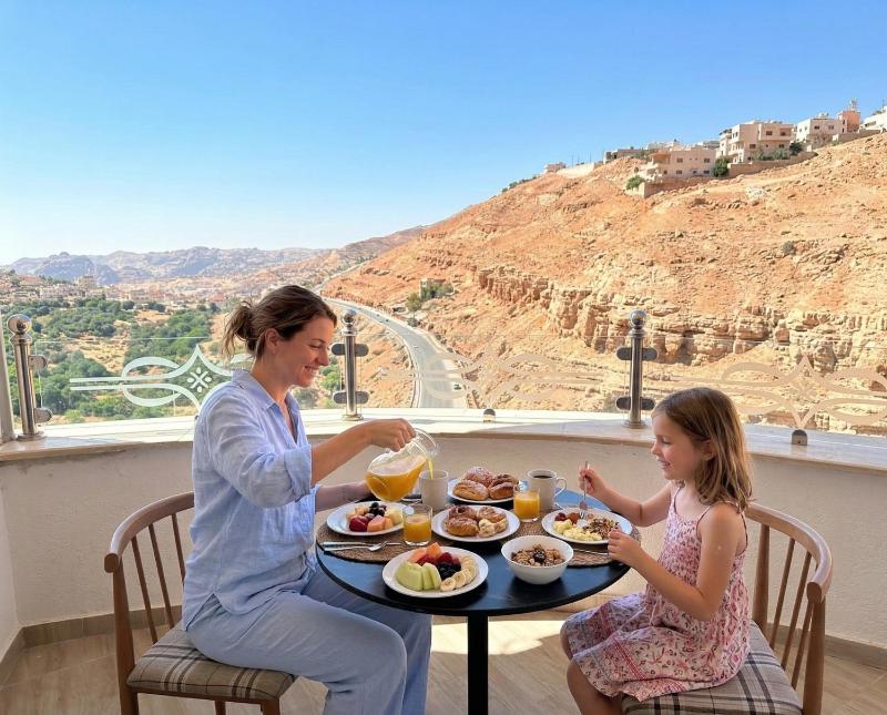 Petra Canyon Hotel - image 14