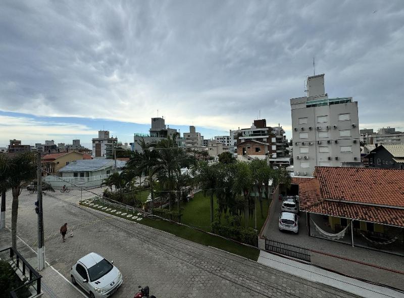 Invictus Residence 202 - Apartamento amplo com ar-condicionado em todos os ambientes localizado próximo a comércios e a 250 metros da praia. - image 3