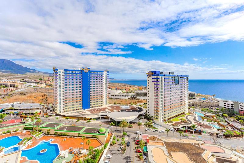 Oceanview Paradise 2BR: High-Speed WiFi & Office | Walk to Beach & Restaurants - image 20