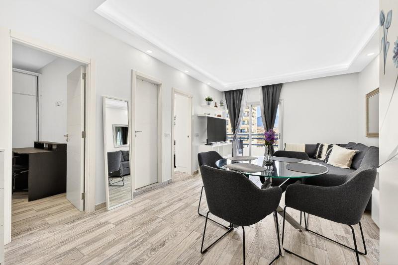 Oceanview Paradise 2BR: High-Speed WiFi & Office | Walk to Beach & Restaurants - image 15