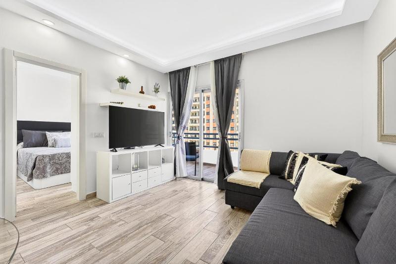 Oceanview Paradise 2BR: High-Speed WiFi & Office | Walk to Beach & Restaurants - image 6