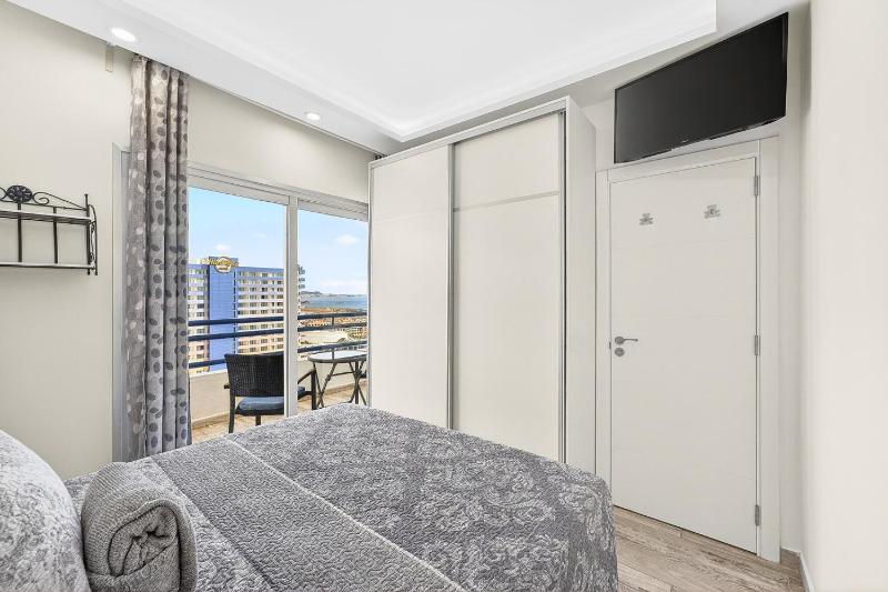Oceanview Paradise 2BR: High-Speed WiFi & Office | Walk to Beach & Restaurants - image 4