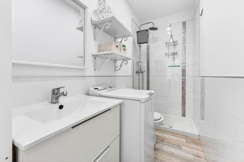 Oceanview Paradise 2BR: High-Speed WiFi & Office | Walk to Beach & Restaurants - image 14
