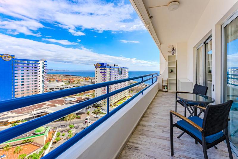 Oceanview Paradise 2BR: High-Speed WiFi & Office | Walk to Beach & Restaurants - image 16