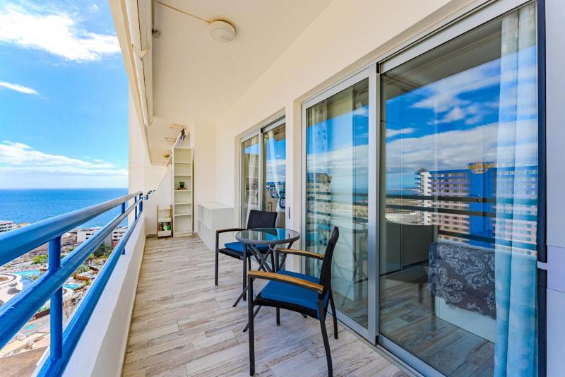 Oceanview Paradise 2BR: High-Speed WiFi & Office | Walk to Beach & Restaurants - image 23