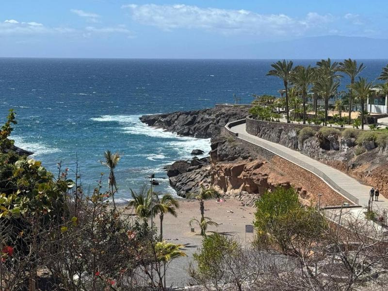 Oceanview Paradise 2BR: High-Speed WiFi & Office | Walk to Beach & Restaurants - image 13