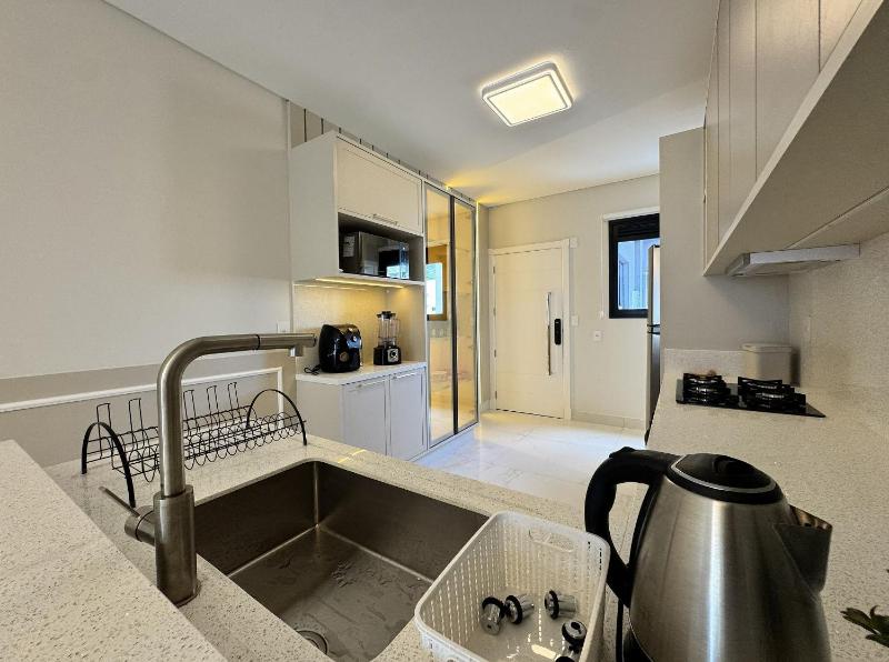 Invictus Residence 204 – Apartamento amplo com ar-condicionado em todos os cômodos localizado próximo a comércios e a apenas 250 metros da praia - image 3