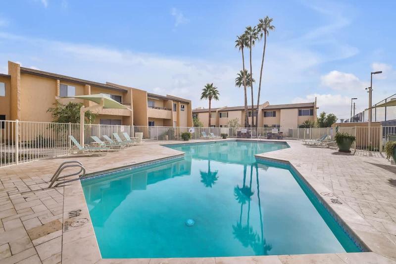 Cozy Condo Near Downtown Shared Pool and Hot Tub - image 1