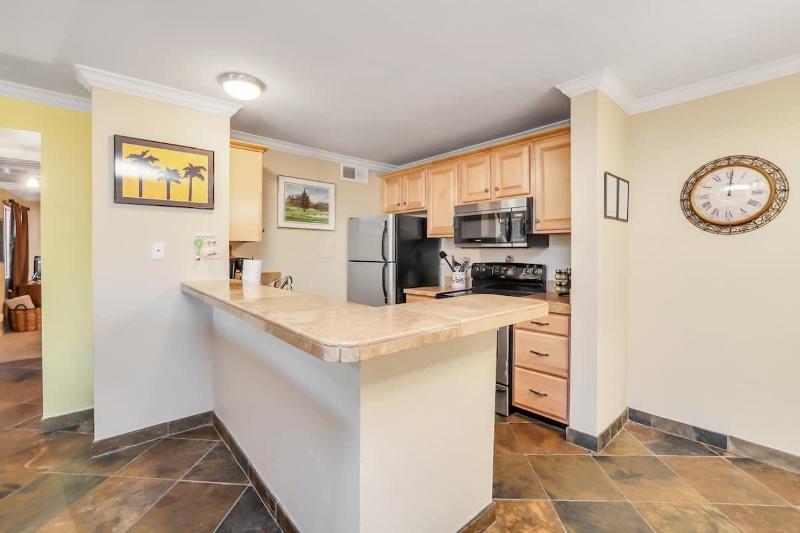 Cozy Condo Near Downtown Shared Pool and Hot Tub - image 14