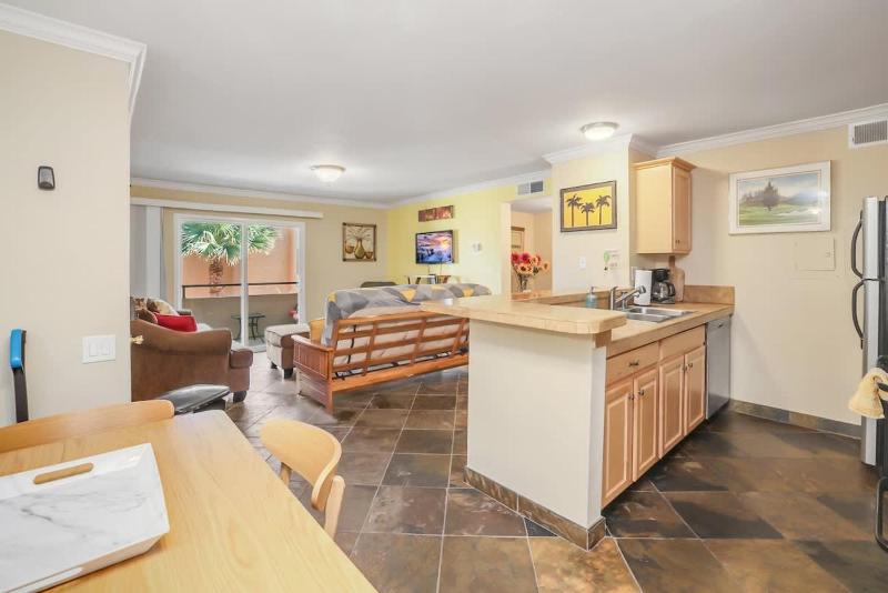 Cozy Condo Near Downtown Shared Pool and Hot Tub - image 33