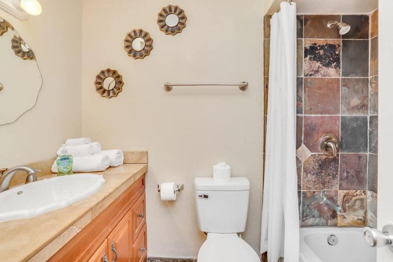 Cozy Condo Near Downtown Shared Pool and Hot Tub - image 38