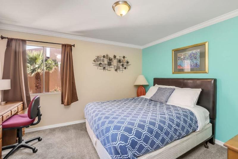 Cozy Condo Near Downtown Shared Pool and Hot Tub - image 8