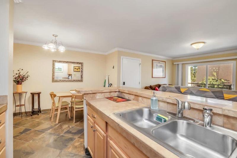 Cozy Condo Near Downtown Shared Pool and Hot Tub - image 15