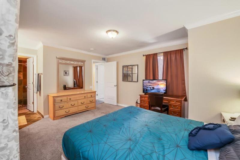 Cozy Condo Near Downtown Shared Pool and Hot Tub - image 30