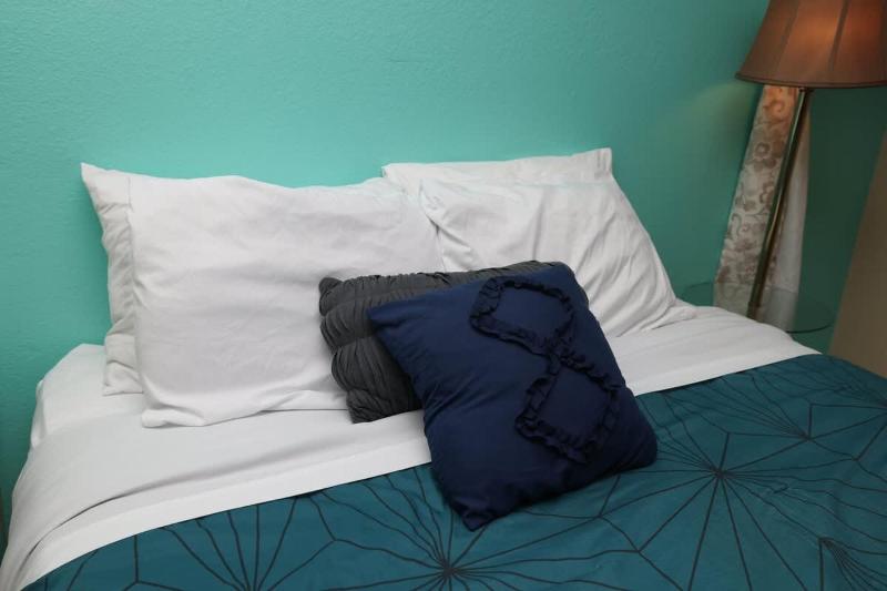 Cozy Condo Near Downtown Shared Pool and Hot Tub - image 24