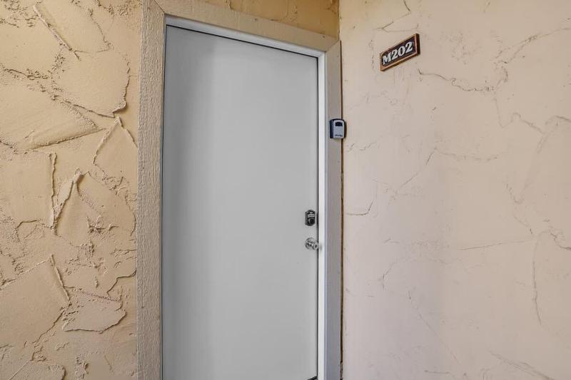 Cozy Condo Near Downtown Shared Pool and Hot Tub - image 9
