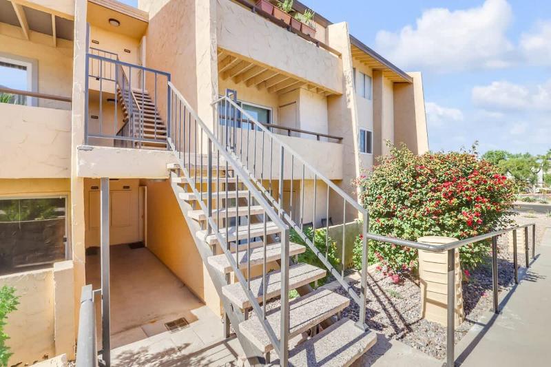 Cozy Condo Near Downtown Shared Pool and Hot Tub - image 12