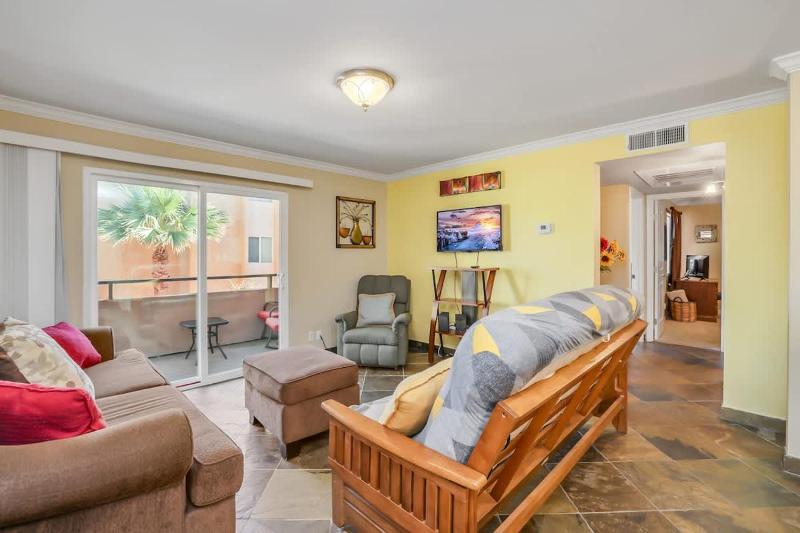 Cozy Condo Near Downtown Shared Pool and Hot Tub - image 28