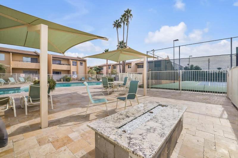 Cozy Condo Near Downtown Shared Pool and Hot Tub - image 27