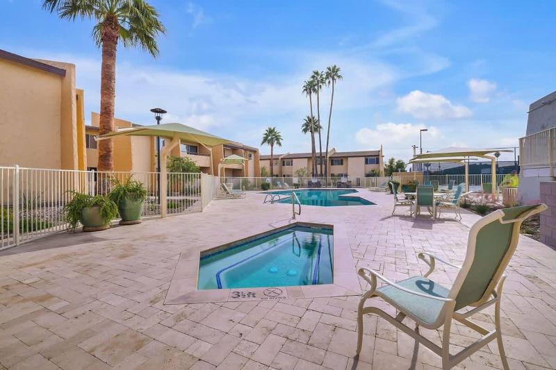 Cozy Condo Near Downtown Shared Pool and Hot Tub - image 25