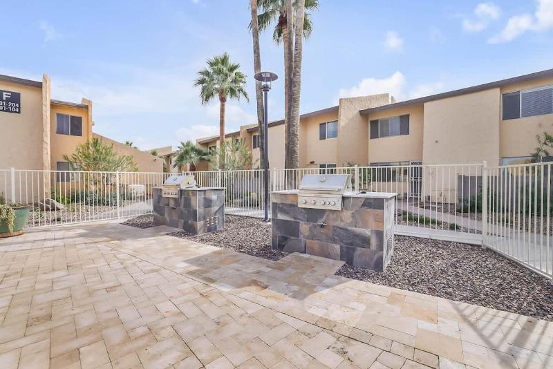 Cozy Condo Near Downtown Shared Pool and Hot Tub - image 18