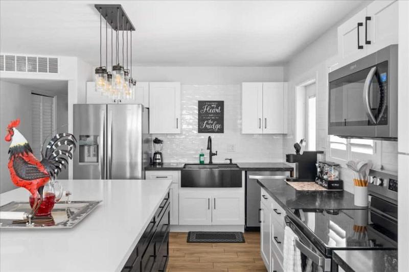Villa Sorriso Stylish 3BR Home with Backyard Fun - image 8