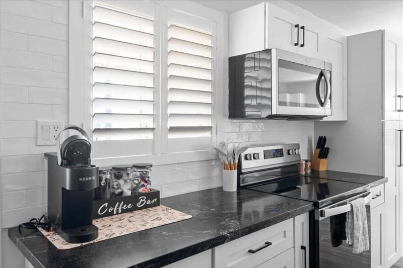Villa Sorriso Stylish 3BR Home with Backyard Fun - image 11