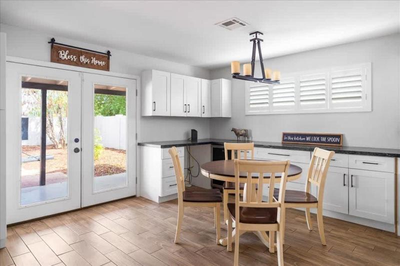Villa Sorriso Stylish 3BR Home with Backyard Fun - image 3