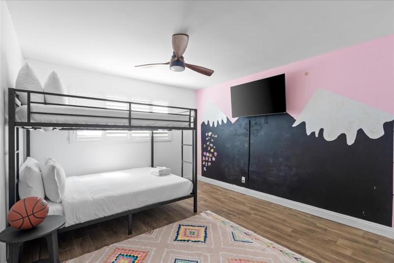 Villa Sorriso Stylish 3BR Home with Backyard Fun - image 2