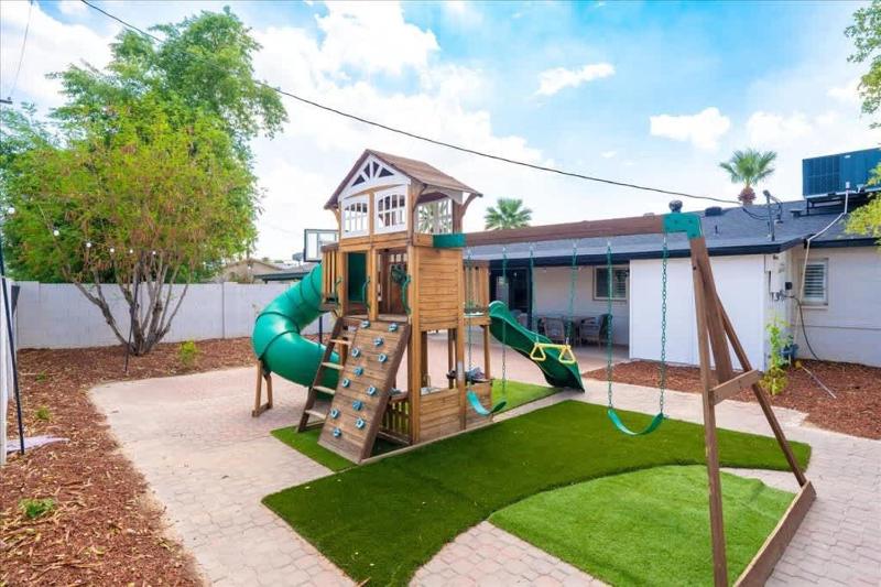 Villa Sorriso Stylish 3BR Home with Backyard Fun - image 10