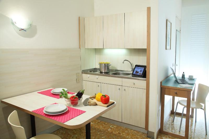 Studio (2 Adults) image 3