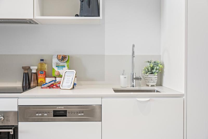 Chic Woden 1BR Near HospitalPool Gym n Parking - image 11