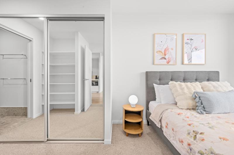 Chic Woden 1BR Near HospitalPool Gym n Parking - image 4