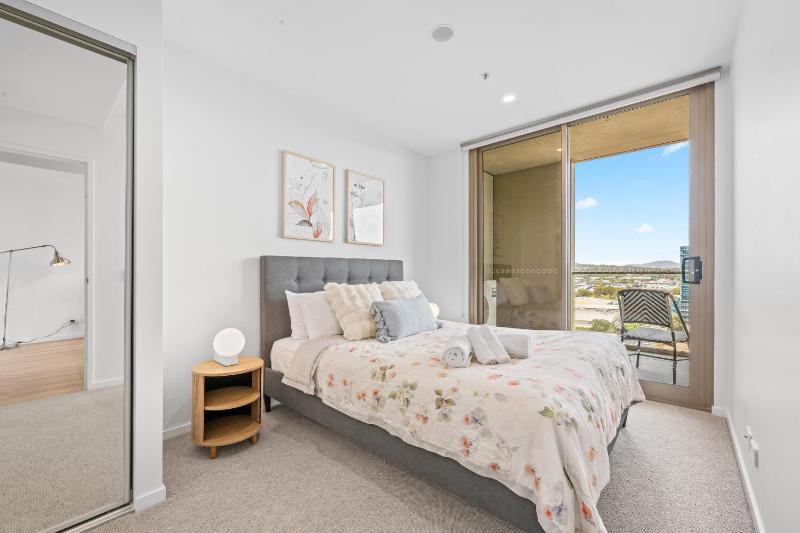 Chic Woden 1BR Near HospitalPool Gym n Parking - image 10