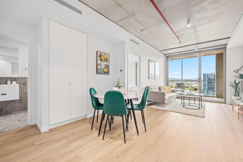 Chic Woden 1BR Near HospitalPool Gym n Parking - image 15