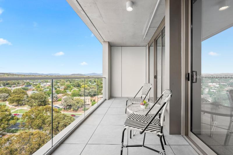 Chic Woden 1BR Near HospitalPool Gym n Parking - image 5