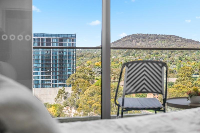 Chic Woden 1BR Near HospitalPool Gym n Parking - image 8