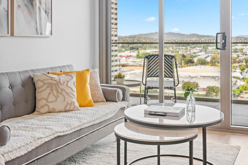 Chic Woden 1BR Near HospitalPool Gym n Parking - image 1