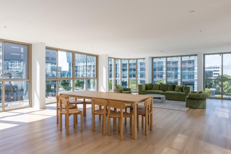 Chic Woden 1BR Near HospitalPool Gym n Parking - image 6