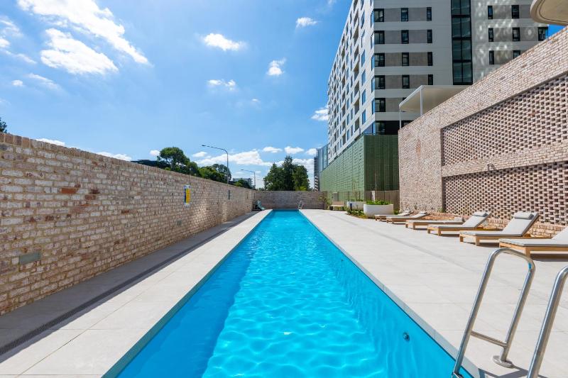 Chic Woden 1BR Near HospitalPool Gym n Parking - image 9